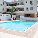1 Bed In With Communal Pool Apartman *