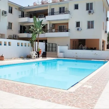 1 Bed In With Communal Pool Lägenhet *