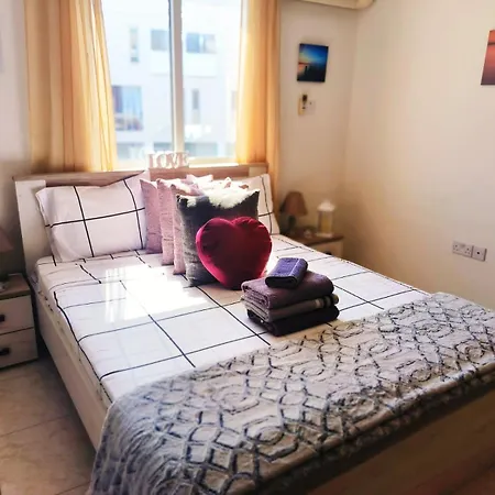 1 Bed In With Communal Pool דירה *