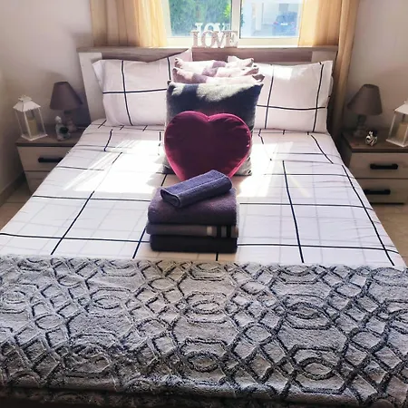 1 Bed In With Communal Pool *